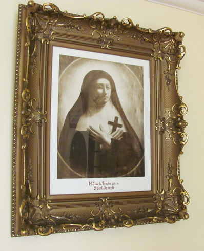 Carved golden frame. Sketch of Marie de st-Joseph de la Troche, in nun clothes, turned to the right, crossed hands on her heart, a cross in her left hand.