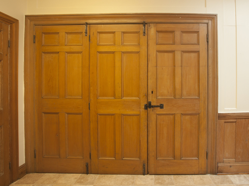 Three light wood door. Between the two last, an iron lock.