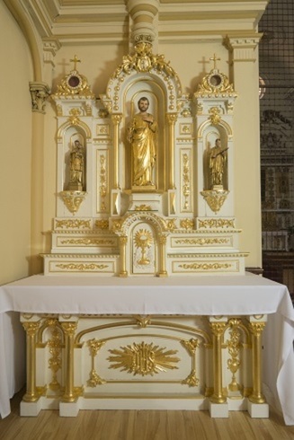 Autel de dévotion. Pièce murale, sculptée et dorée. Au centre : statue dorée de St-Joseph, main gauche sur le cœur.