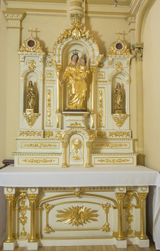 Gilded and sculpt Altar of devotion with an altarpiece. At his center: Virgin and Child statue. Holding Scepter in her right hand.