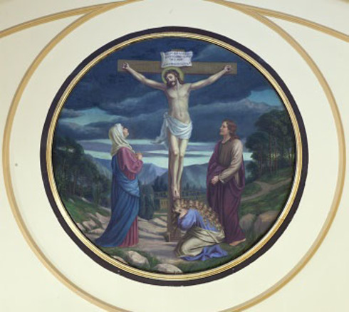 Tableau circulaire. Jésus en croix. À ses pieds : Marie, Marthe et Jean. Ciel nuageux. Paysage montagneux de Jérusalem.
