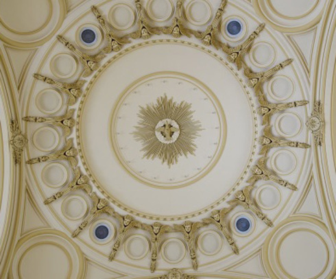 Bas-reliefs du plafond. Voûtes. Pièces circulaires en soleils dorés. Un pélican nourrissant ses petits, une colombe en vol, une ancre avec une croix et un Sacré-Cœur.