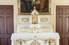 Autel de dévotion dédié à l’Enfant-Jésus, représenté en statuette. Cet autel est situé dans un espace réservé aux religieuses.
