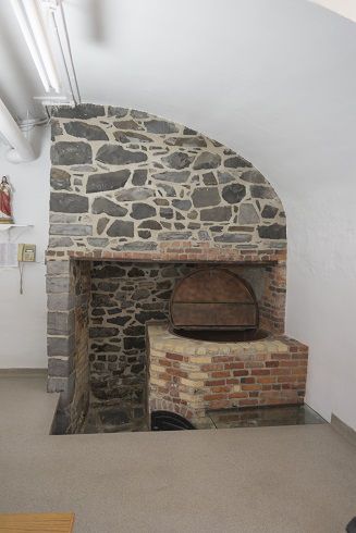 Large Tank. Made of red bricks. On top, The opening is closed with a metal panel. The floor is dug. Under, a small trapdoor to start a fire.