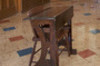Bureau pupitre en bois. Chaise en bois avec dossier. De petite taille. Tablette sous le pupitre pour ranger livres et crayons.