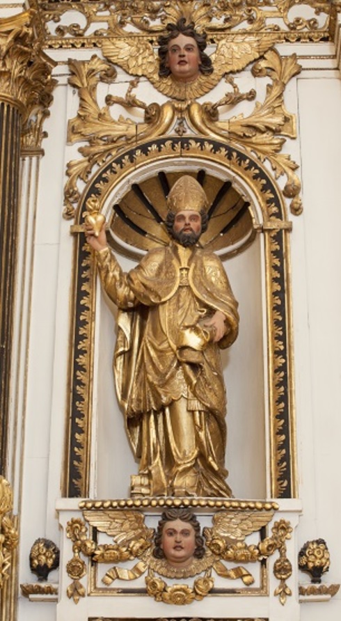 Top ornament lateral part of the altarpiece of the chapel. Gilded small alcove sheltering gilded statue of crowned Saint Augustine.