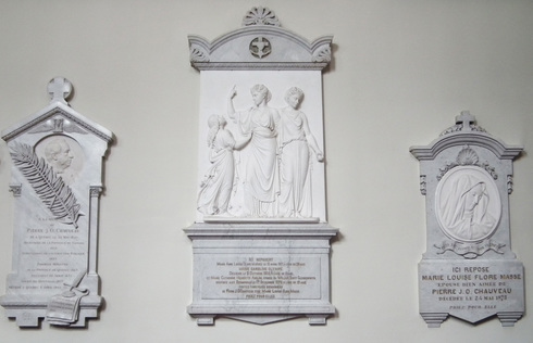 Trois plaques de marbre gris au mur. Bas-reliefs. Un portrait de Chauveau avec feuille de laurier. Trois femmes debout. Un portrait de femme avec inscriptions dessous.