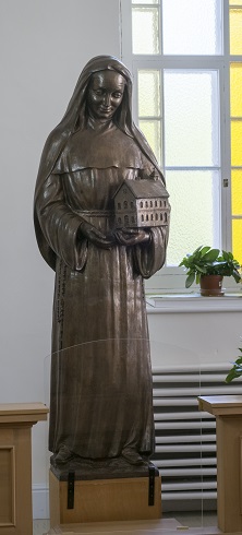 Statue de religieuse : Marie de l’Incarnation. Bras croisés, maquette du Monastère sur l’avant-bras.